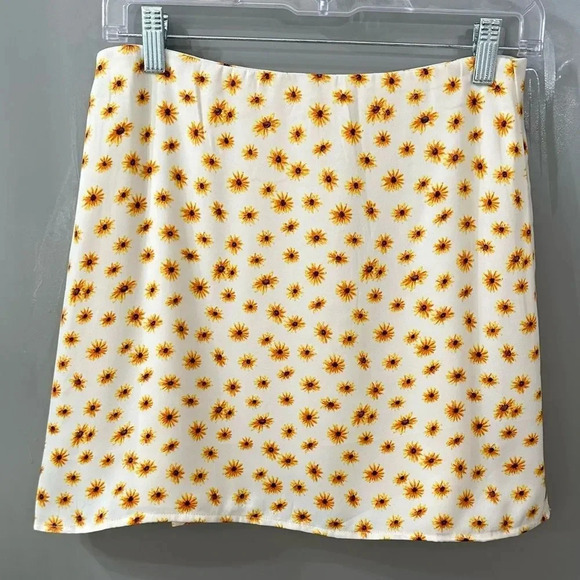 NWT Revolve WeWoreWhat Floral Mini Slip Skirt Size L Cream Yellow Daisy - Picture 2 of 5